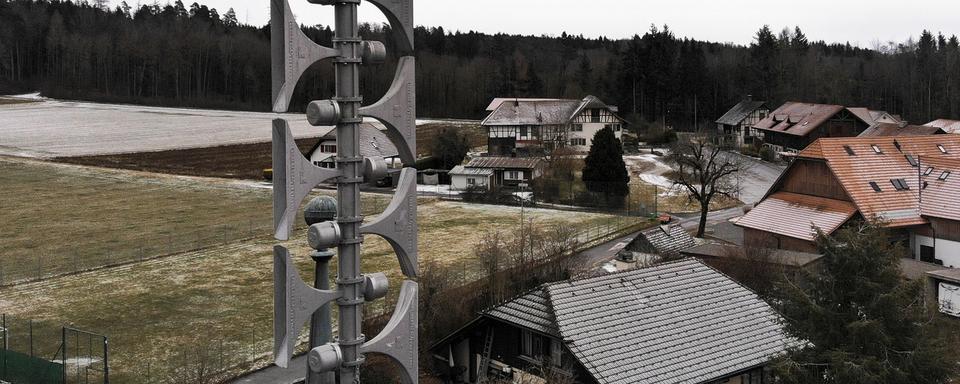 Une sirène d'alarme sur le toit d'une école à Mühleberg (BE). [Keystone - Adrian Reusser]