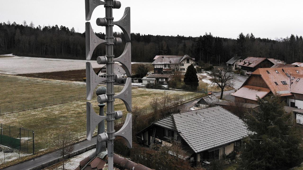 Une sirène d'alarme sur le toit d'une école à Mühleberg (BE). [Keystone - Adrian Reusser]