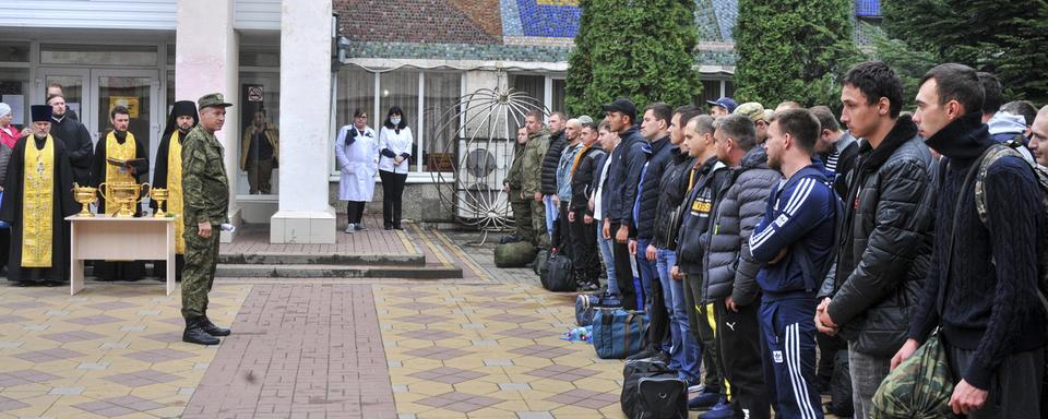 De jeunes russes mobilisés lors d'une cérémonie avant leur départ. [EPA - Arkady Budnitsky]