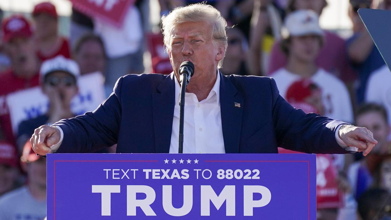 Menacé d'inculpation, Donald Trump a clamé son innocence samedi lors de son premier meeting de campagne en vue de la présidentielle tenu au Texas. [Keystone - Nathan Howard]