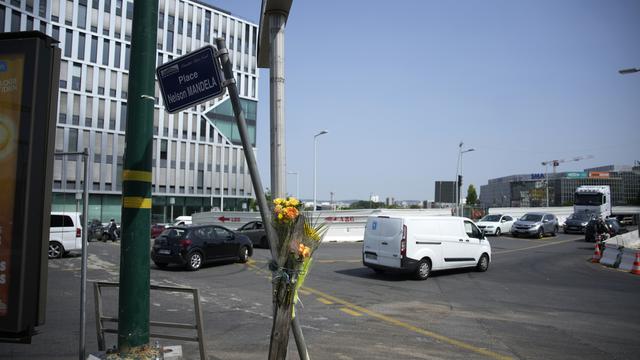 Des fleurs attachées à un poteau en hommage au jeune automobiliste tué dans un contrôle policier à Nanterre. [AP Photo/Keystone - Lewis Joly]