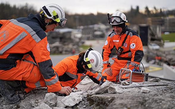 Les 80 spécialistes de la Chaîne suisse de sauvetage ont commencé leurs activités de sauvetage et de recherche pour essayer de sauver des rescapés des décombres en Turquie. [DDC]