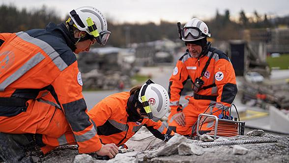 Les 80 spécialistes de la Chaîne suisse de sauvetage ont commencé leurs activités de sauvetage et de recherche pour essayer de sauver des rescapés des décombres en Turquie. [DDC]