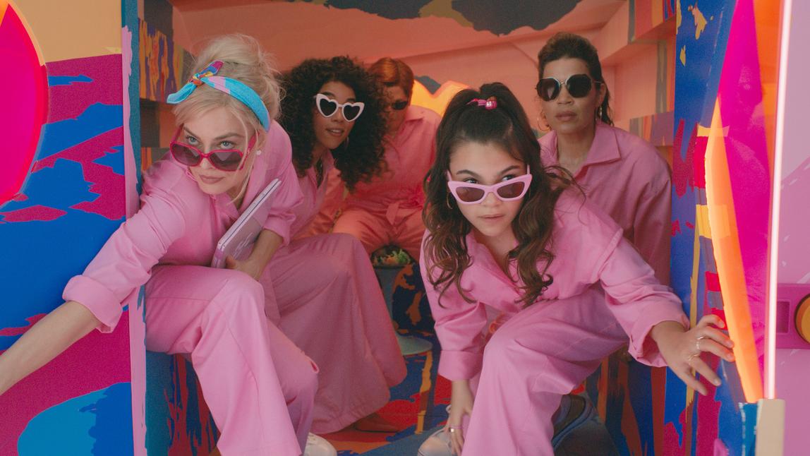 Une scène tirée du film "Barbie", avec de gauche à droite Margot Robbie, Alexandra Shipp, Michael Cera, Ariana Greenblatt et America Ferrera. [Pictures via AP - Warner Bros]