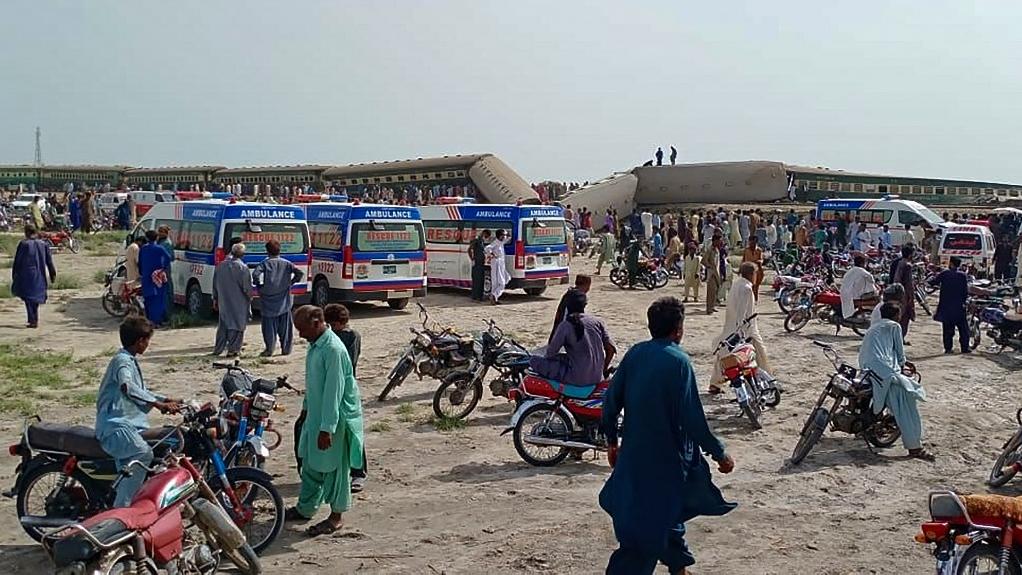 Le déraillement de l'express Hazara près de Nawabshah, au Pakistan, a fait au moins 15 morts. [AFP]