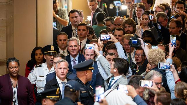 Kevin McCarthy, évincé le 3 octobre 2023 de son poste de président de la chambre des représentants des Etats-Unis, entouré par une foule de journalistes. [AFP - ALLISON BAILEY / NURPHOTO]