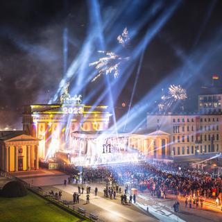 Samedi 31 décembre: feux d'artifice et spectacle pour fêter l'arrivée de 2023 devant la porte de Brandebourg à Berlin. [Keystone/DPA - Christophe Gateau]
