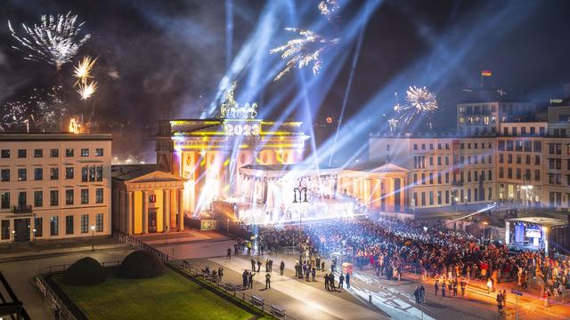 Samedi 31 décembre: feux d'artifice et spectacle pour fêter l'arrivée de 2023 devant la porte de Brandebourg à Berlin. [Keystone/DPA - Christophe Gateau]