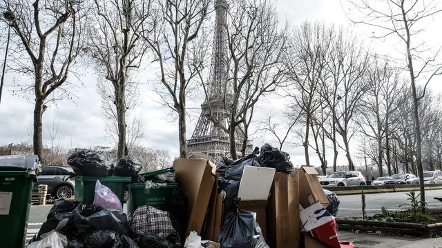 Les éboueurs continuent de faire grève à Paris contre la réforme des retraites. [EPA/Keystone - TERESA SUAREZ]