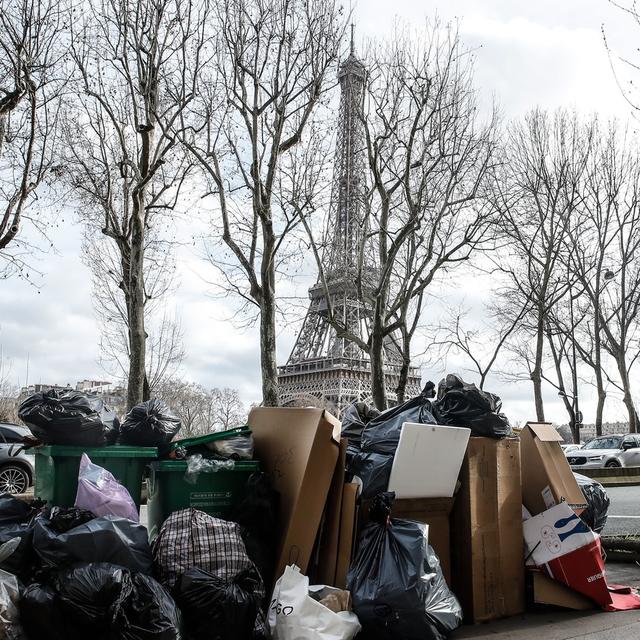 Les éboueurs continuent de faire grève à Paris contre la réforme des retraites. [EPA/Keystone - TERESA SUAREZ]