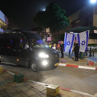 Un véhicule transportant des otages isréaliens arrive à l'hôpital de Ramat Gan, en Israël. [EPA/Keystone - Abir Sultan]
