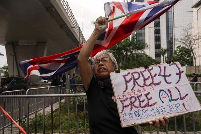 La militante hongkongaise "Grandma Wong", a manifesté mercredi devant le tribunal où se tient le plus grand procès de militants pro-démocratie. [Keystone - Louise Delmotte - AP Photo]