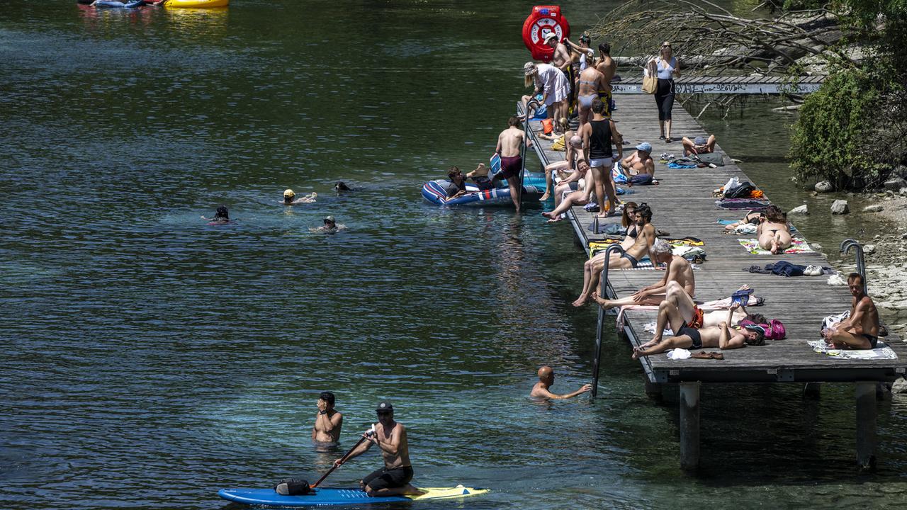 Des baigneurs sur le rive du Rhône à Genève. (Image d'illustration) [Keystone - Martial Trezzini]
