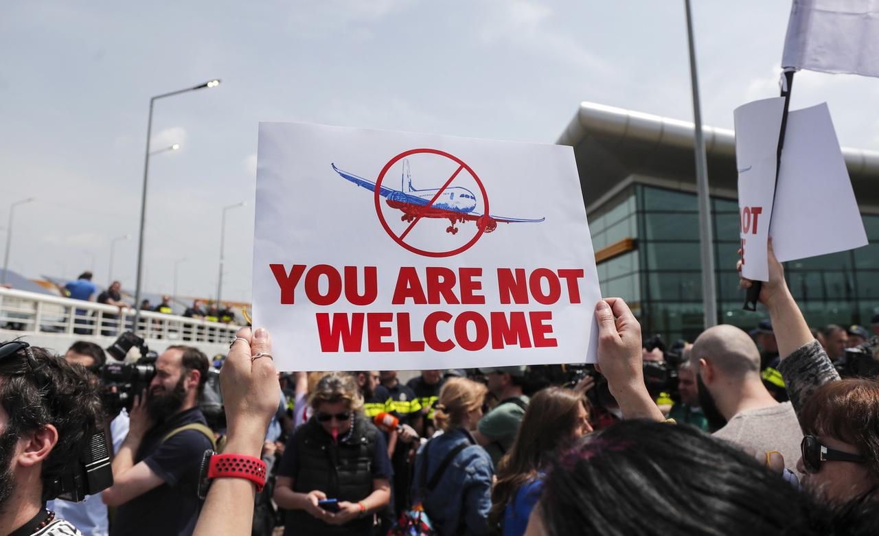 Des personnes manifestant à l'aéroport de Tbilissi le 19 mai 2023. [Keystone - Zurab Kurtsikidze]