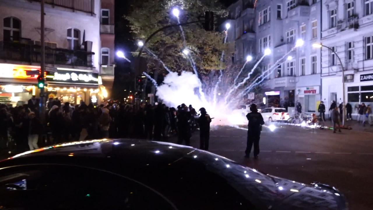 Des feux d'artifice tirés lors d'une manifestation pro-palestinienne à Berlin. [Keystone - DPA/Schreiner, Käuler]