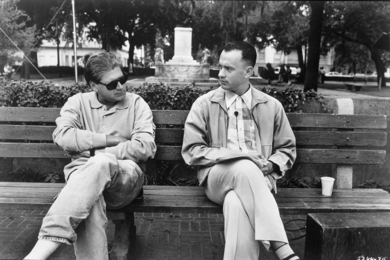 Le réalisateur Robert Zemeckis et Tom Hanks sur le tournage de "Forrest Gump" en 1994. [AFP - Archives du 7eme Art / Photo12]