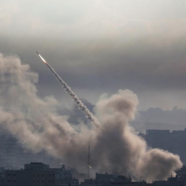 Une roquette est lancée de la bande côtière de Gaza vers Israël par des militants de la milice Ezz Al-Din Al Qassam, l'aile militaire du mouvement Hamas, dans la ville de Gaza, le 7 octobre 2023. [Keystone - EPA/MOHAMMED SABER]
