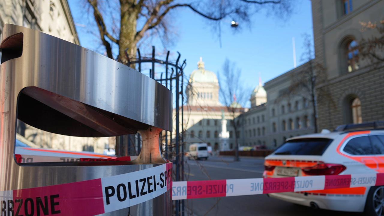 Une voiture de police bloque l'accès au Palais fédéral le 14 février 2023. [Julien Grindat - KEYSTONE]