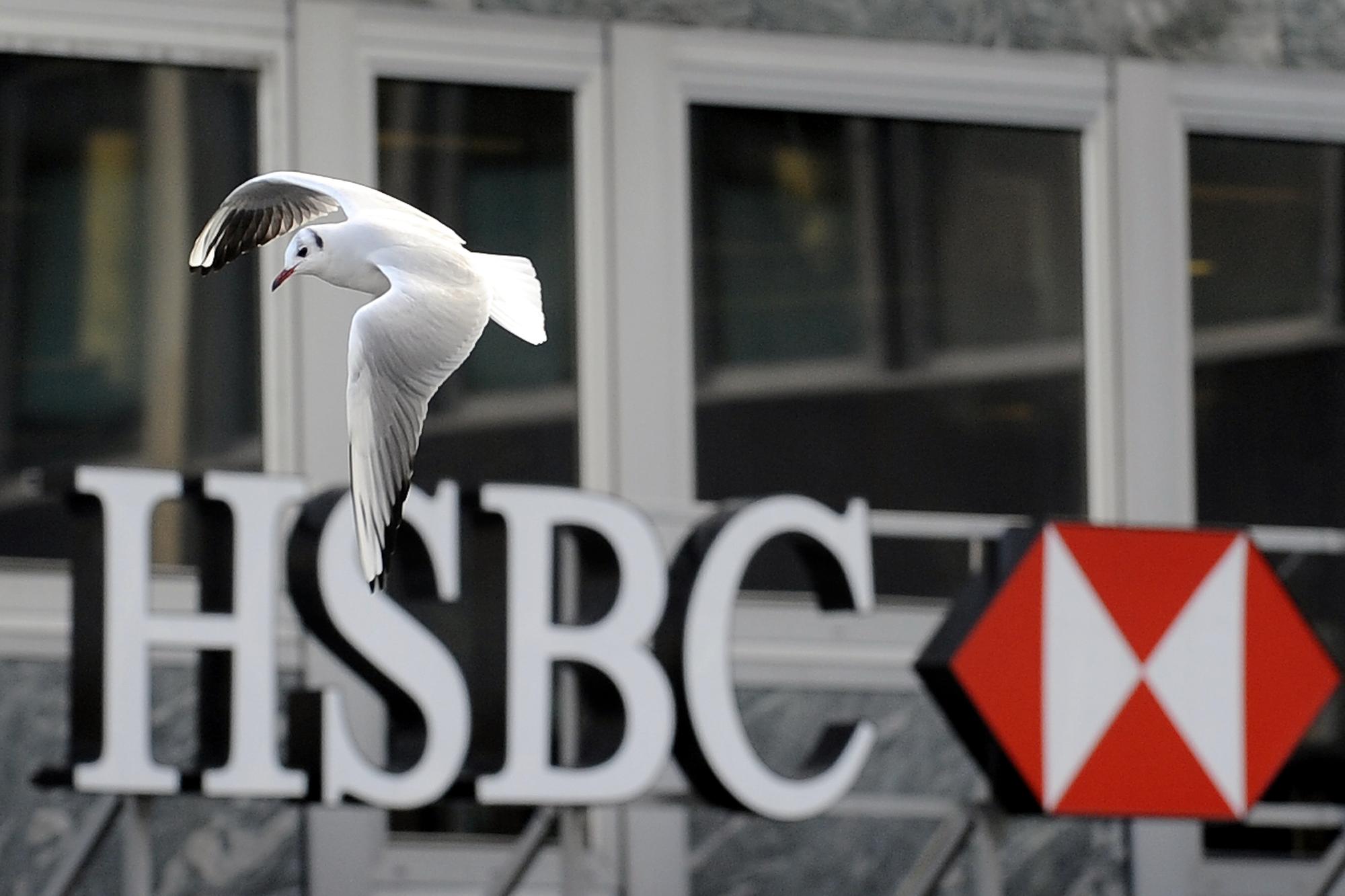 Malgré un système massif d’évasion fiscale, la filiale suisse de HSBC échappera à un procès et réussira à solder les poursuites par le versement d'une amende. [Keystone - FABRICE COFFRINI]