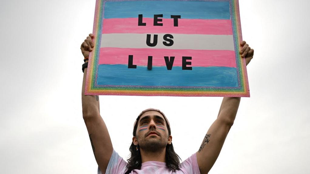 Des défenseurs des droits des personnes LGBTQI+ participent à la Marche pour l'autonomie des personnes queer et transgenres sur la colline du Capitole américain, à Washington DC. [AFP - Andrew Caballero-Reynolds]
