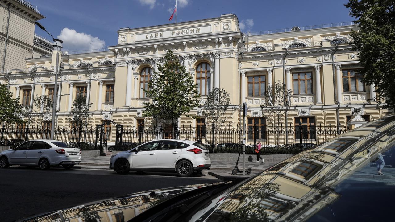 La Banque centrale russe a relevé son taux directeur pour contrer la chute du rouble. [Keystone - EPA/Yuri Kochetkov]