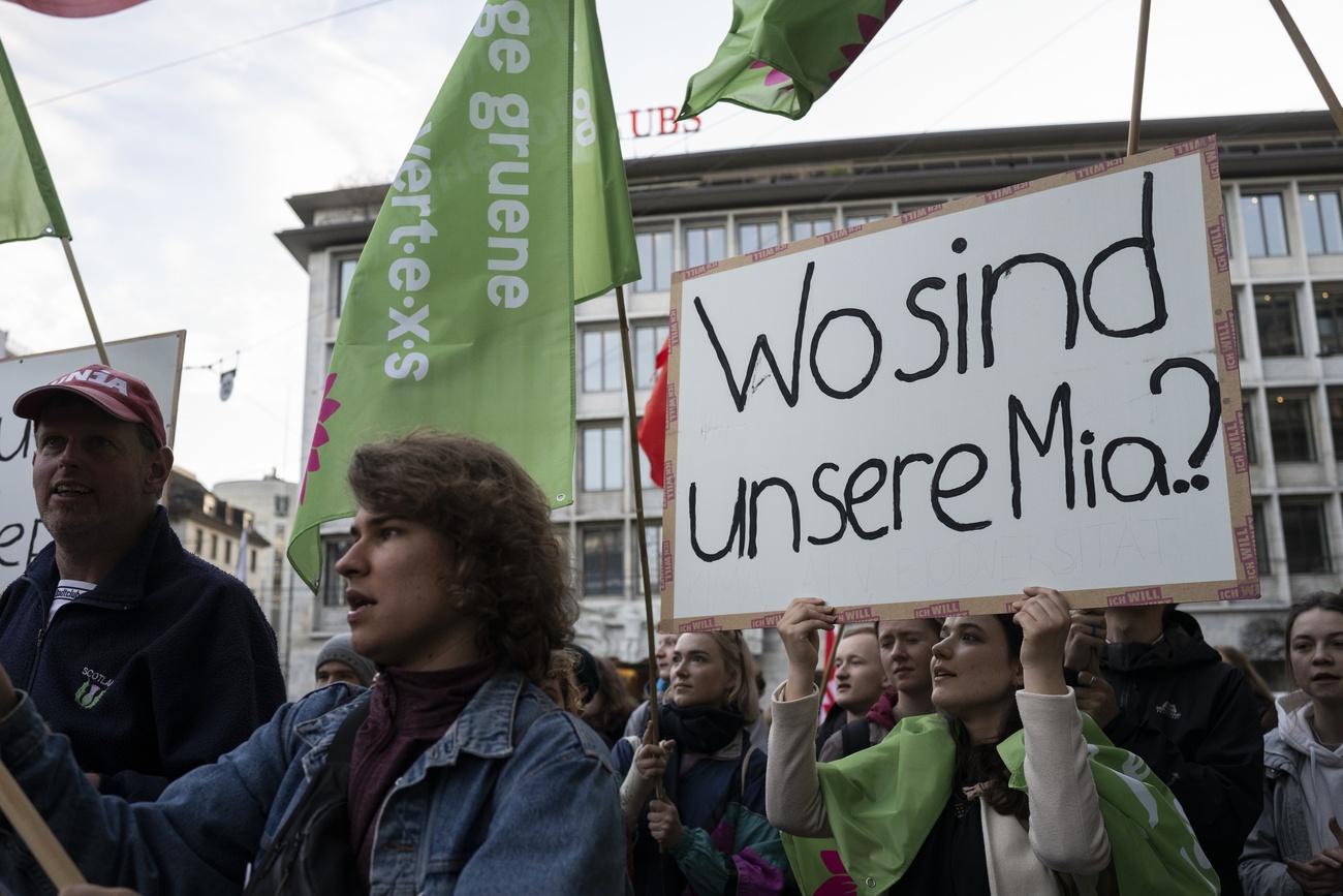 Manifestation à Zurich contre une forme d'"arnaque". [Keystone - EPA/Ennio Leanza]