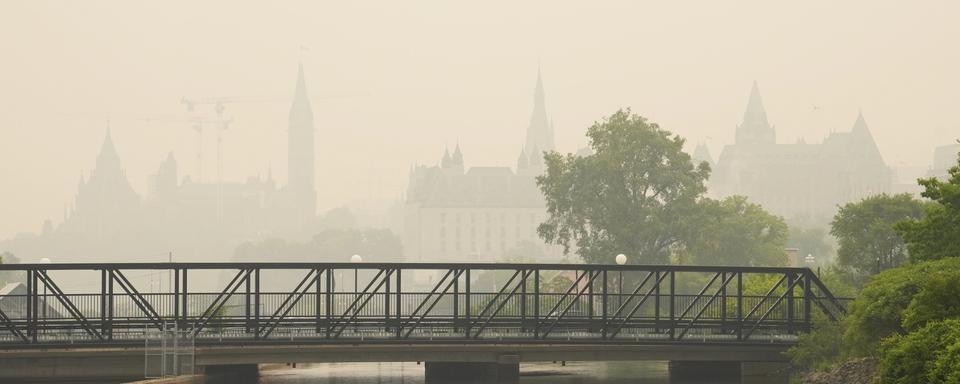 Les feux de forêt ont plongé Parliament Hill dans le smog à Ottawa. [The Canadian Press via AP / Keystone - Sean Kilpatrick]