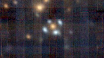 Une "Croix d'Einstein" spectaculaire (DESI-253.2534+26.884): une galaxie massive – le rond jaune du milieu – courbe l'espace-temps et agit comme une lentille gravitationnelle en divisant la lumière en quatre. La galaxie se trouvant loin derrière apparaît ainsi quatre fois: ce sont les quatre ronds bleutés. [Cikota & al., arXiv 2023 - MUSE/DESI]