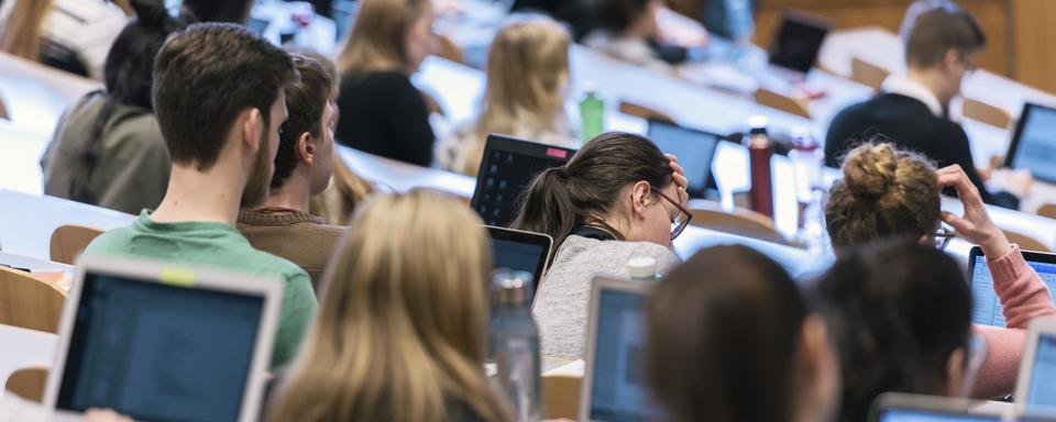 D'année en année, les universités adaptent leur offre de cours aux évolutions sociétales et aux besoins du marché de l'emploi. [Keystone - Christian Beutler]