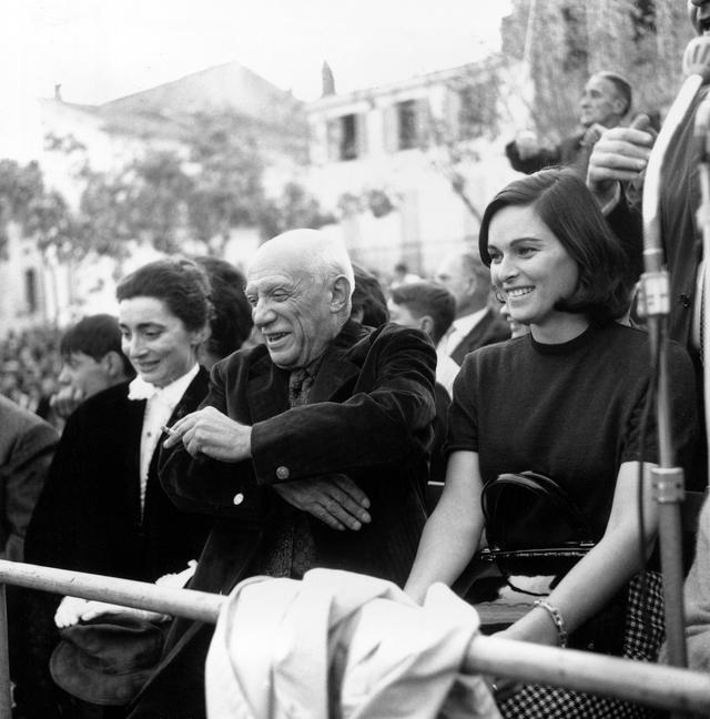 Picasso et son épouse Jacqueline (gauche) à Vallauris en 1961. [AP/Keystone]