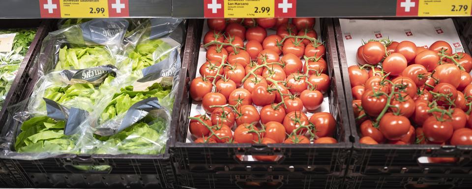 Aldi en finit avec les livraisons de fruits et légumes par avion. [Keystone - Gaetan Bally]