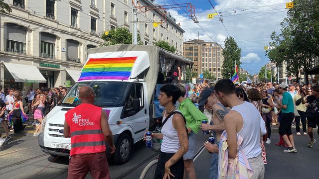 La lutte contre les discriminations envers les personnes LGBTIQA+ se poursuit. [RTS - Fabien Grenon]