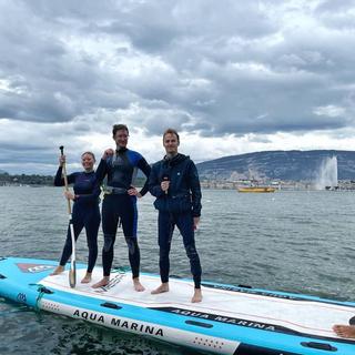 Nos trois stagiaires sur un paddle géant, devant le jet d'eau de Genève. [RTS]