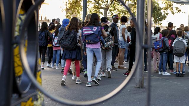 Des élèves dans le préau d'une école à Genève. [Genève - Salvatore Di Nolfi]