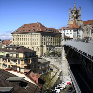 Le Pont Bessières et la Cathédrale à Lausanne. [Keystone - Laurent Gillieron]