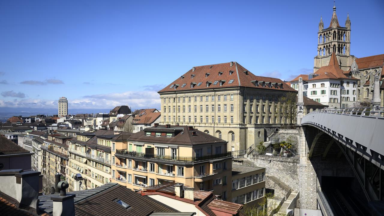 Le Pont Bessières et la Cathédrale à Lausanne. [Keystone - Laurent Gillieron]