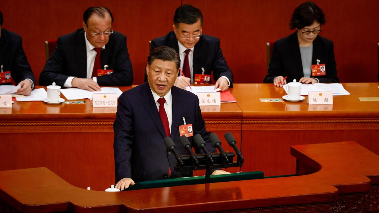 Le président chinois Xi Jinping s'exprime lors de la séance de clôture de l'Assemblée populaire nationale au Grand Hall du Peuple, à Pékin, en Chine, le 13 mars 2023. [Keystone - Mark R. Cristino / EPA]