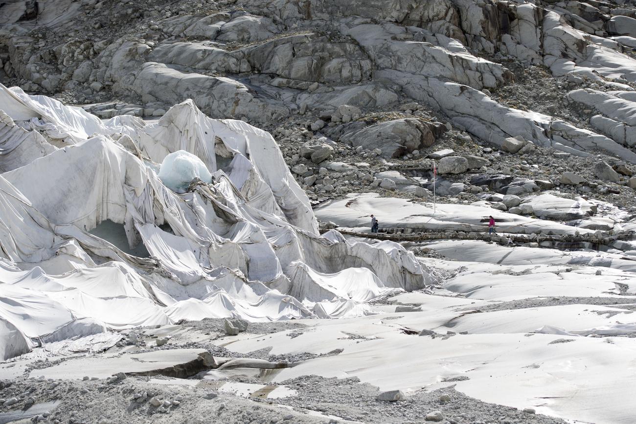 Des bâches sur certaines portions du glacier du Rhône. [Keystone - Urs Flueeler]