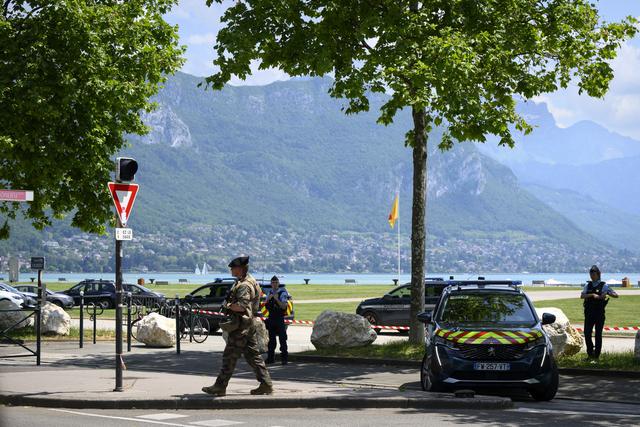 Les abords du parc où a eu lieu l'attaque ont été bouclés par un important dispositif policier. [Keystone - Jean-Christophe Bott]