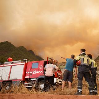 Des pompiers aux abords de feux de forêts qui ravagent l'île espagnole de Tenerife, le 16 août 2023. [EPA/Keystone - Ramon de la Rocha]
