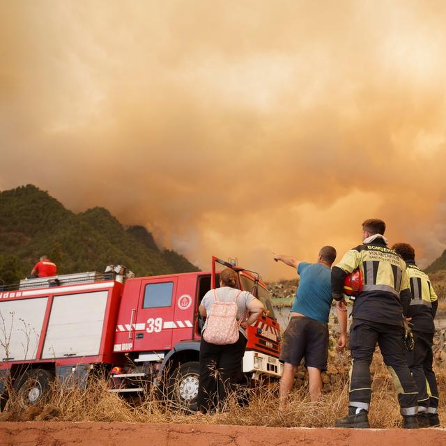Des pompiers aux abords de feux de forêts qui ravagent l'île espagnole de Tenerife, le 16 août 2023. [EPA/Keystone - Ramon de la Rocha]