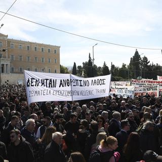 Quelque 7500 personnes, selon la police, ont manifesté leur colère devant le Parlement à Athènes après la catastrophe ferroviaire en Grèce. [Keystone - AP Photo/Yorgos Karahalis]