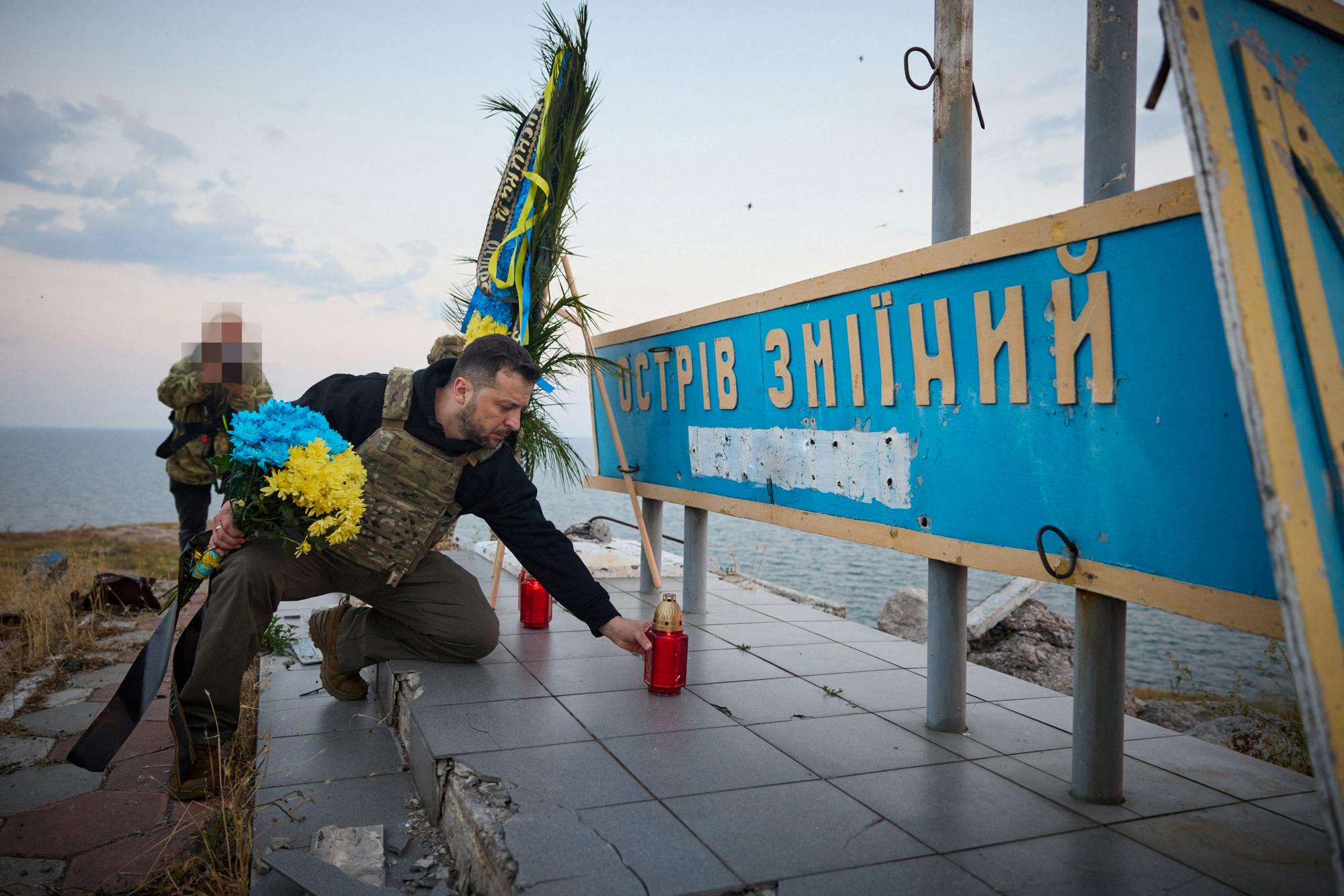 Volodymyr Zelensky sur l'île des Serpents au 500e jour de la guerre. [Reuters - Ukrainian Presidential Press Service/Handout]
