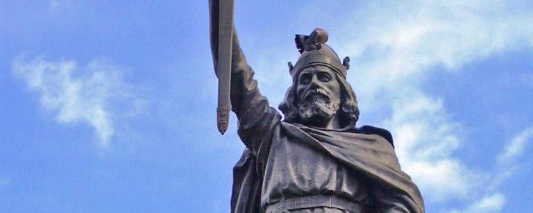 Statue d'Alfred le Grand à Winchester dans le Hampshire (sud de l'Angleterre). Après l'installation des Vikings au IXe siècle, le royaume de Wessex s'impose comme le principal royaume d'Angleterre. Alfred le Grand sécurise alors son territoire et prend le titre de "roi des Anglo-Saxons". Son petit-fils Æthelstan fut le premier roi à régner sur un royaume unitaire correspondant à peu près aux frontières actuelles de l'Angleterre. [wikimedia - Odejea]