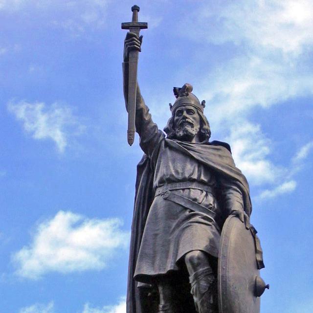 Statue d'Alfred le Grand à Winchester dans le Hampshire (sud de l'Angleterre). Après l'installation des Vikings au IXe siècle, le royaume de Wessex s'impose comme le principal royaume d'Angleterre. Alfred le Grand sécurise alors son territoire et prend le titre de "roi des Anglo-Saxons". Son petit-fils Æthelstan fut le premier roi à régner sur un royaume unitaire correspondant à peu près aux frontières actuelles de l'Angleterre. [wikimedia - Odejea]