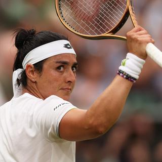 La joueuse de tennis tunisienne Ons Jabeur a perdu ses moyens lors de la finale dames des Championnats 2023 de Wimbledon. [Keystone/EPA - Isabel Infantes]
