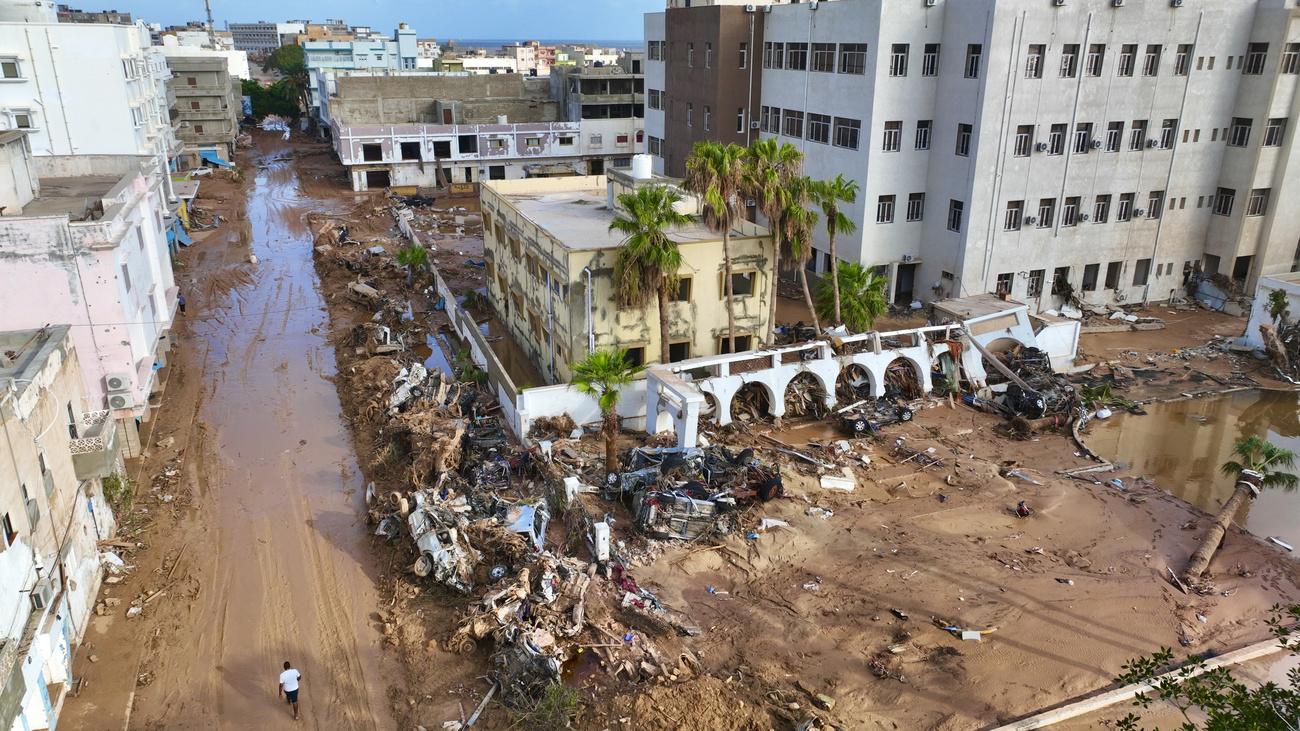 L'eau et la boue ont envahi les rues de la cité de Derna, sur la côte méditerranéenne. [Keystone - Jamal Alkomaty/AP Photo]