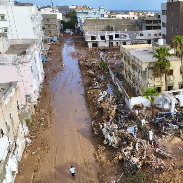 L'eau et la boue ont envahi les rues de la cité de Derna, sur la côte méditerranéenne. [Keystone - Jamal Alkomaty/AP Photo]