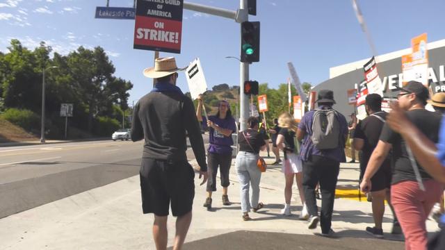 "Je suis escorte" pour gagner de l'argent, dit un scénariste en grève à Hollywood. [RTS]