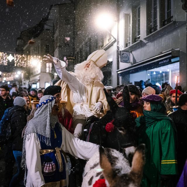 Saint Nicolas a attiré plus de 30'000 personnes dans les rues de Fribourg. [Keystone - Adrien Perritaz]